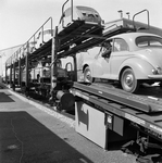 841453 Afbeelding van de demonstratie van een dubbeldekwagen voor autovervoer op de stand van de Nederlandse Spoorwegen ...